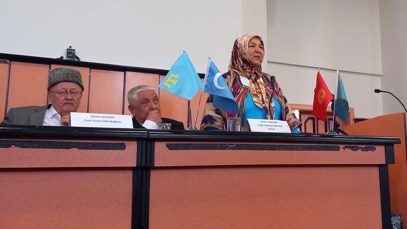 20-ماي كۈنى تۈركىيەنىڭ گازىئانتەپ شەھىرىدە ئۆتكۈزۈلگەن «ئەركىنلىككە بىر قەدەم» ناملىق يىغىننىڭ كۆرۈنۈشى. 2024-يىلى 20-ماي، گازىئانتەپ