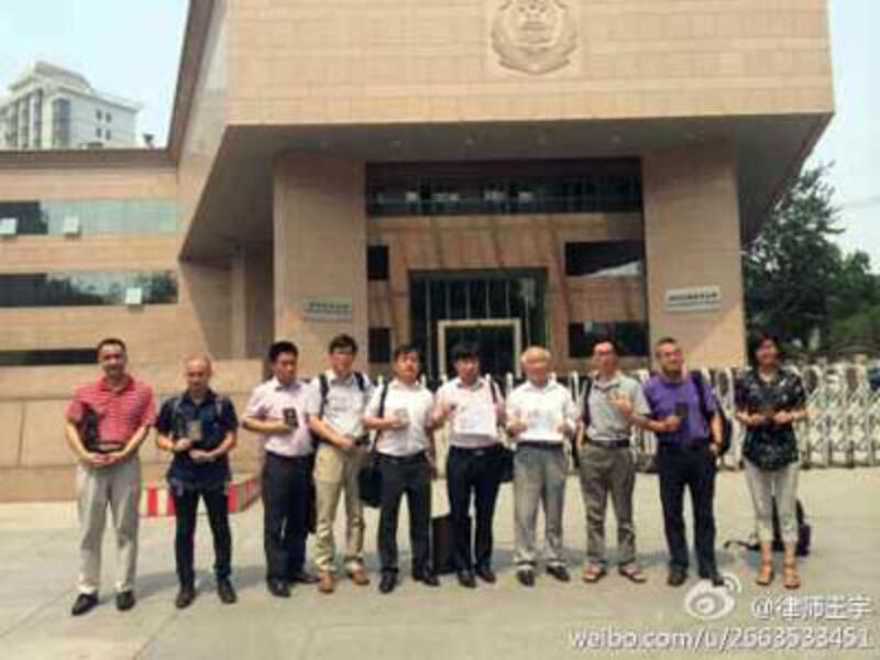 2014年6月6日，各地律師來到河南省鄭州市公安局外，要求處理看守所的違法行為。（自王宇微博）