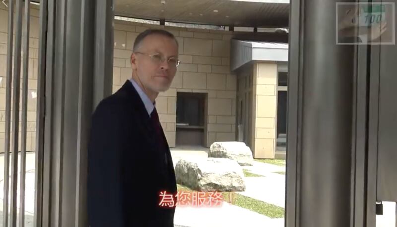 AIT台北办事处处长郦英杰为台北办事处预告五月搬迁新馆拍影片。（截自AIT视频）