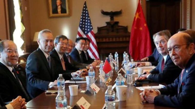 2018年中美贸易战，美国民众开始不信任中国。图为中美第二轮贸易谈判在白宫举行。（Reuters）