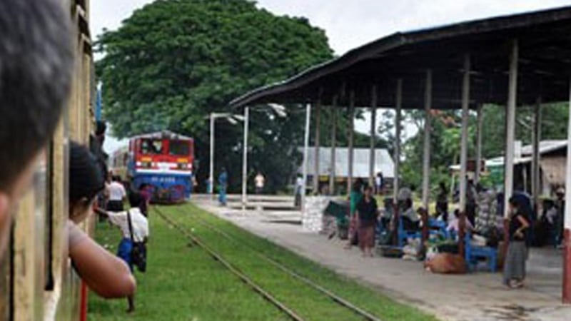 မြစ်ကြီးနားမြို့မှ မန္တလေးမြို့ကို စုန်ဆင်းလာသည့် အမြန်ရထားတစ်စင်းအား ကချင်ပြည်နယ်အတွင်းရှိ ဘူတာတစ်ခုတွင် တွေ့ရစဉ်။ (Photo: RFA)