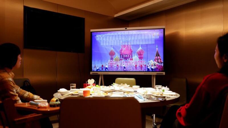 2021年2月11日,北京海底捞火锅饭店的顾客吃完饭后观看央视春晚。(路透社)