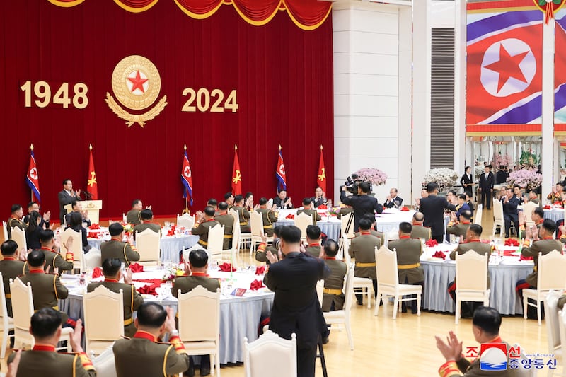 조선인민군 창건 76주년 기념 연회에 참석하고 있는 김정은 국무 위원장