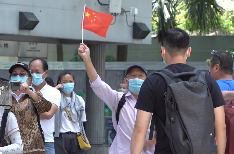 有市民帶著中國國旗到法院旁聽。（張展豪 攝） 