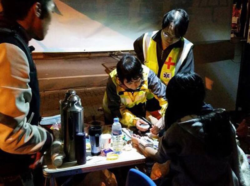 黃子悅絕食28小時後，身體出現不適，一小時內嘔了兩次黃膽水，駐場醫生為她檢查。（學民思潮Facebook）