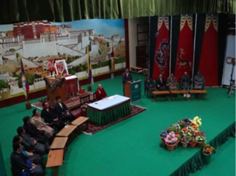 图片：西藏人民议会议长边巴次仁致大会闭幕词。（记者丹珍摄）