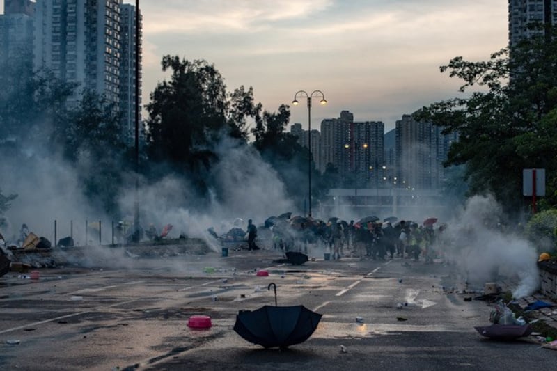 北京对港示威采威吓心理战,同时动员群众打群众,香港局势发展难预测。 (资料图/法新社)