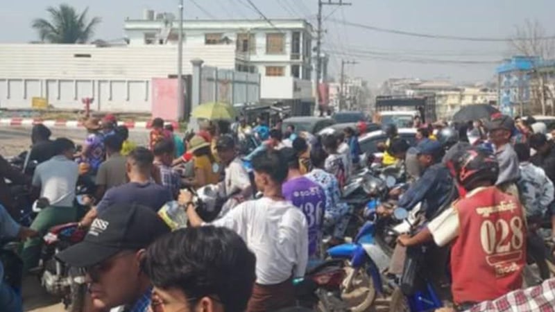 ကရင်ပြည်နယ် မြဝတီမြို့တွင် ထိုင်းနိုင်ငံက လျှပ်စစ်နှင့် လောင်စာဆီတင်သွင်းမှု ရပ်ဆိုင်းလိုက်မှုကြောင့် လောင်စာဆီတန်းစီနေသည့် ဆိုင်ကယ်များအား ၂၀၂၅ ခုနှစ် ဖေဖော်ဝါရီလ ၇ ရက်နေ့က တွေ့ရစဉ်။ (Citizen Photo)