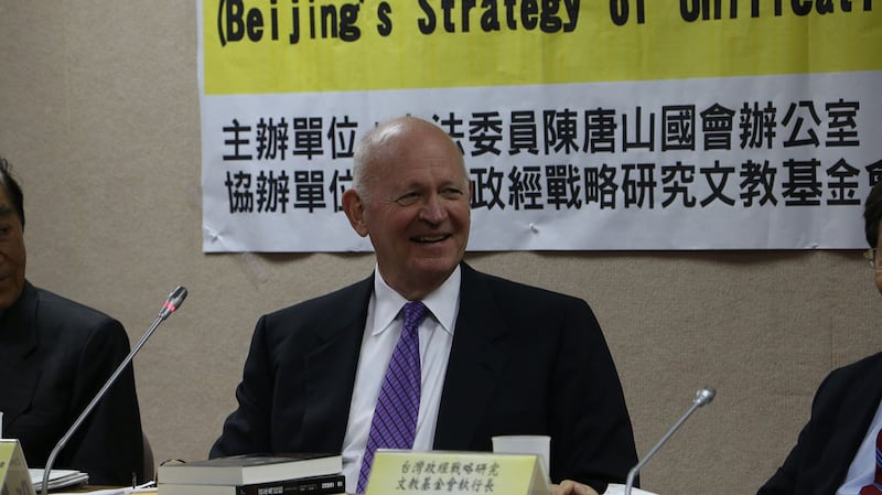 2015年10月30日,前美国国防部部长办公室顾问、哈德逊研究所中国战略中心主任白邦瑞(Michael Pillsbury)出席台湾民主进步党立法委员陈唐山国会办公室主办“北京统合台湾策略:美国如何因应”座谈会。(图源:维基百科)