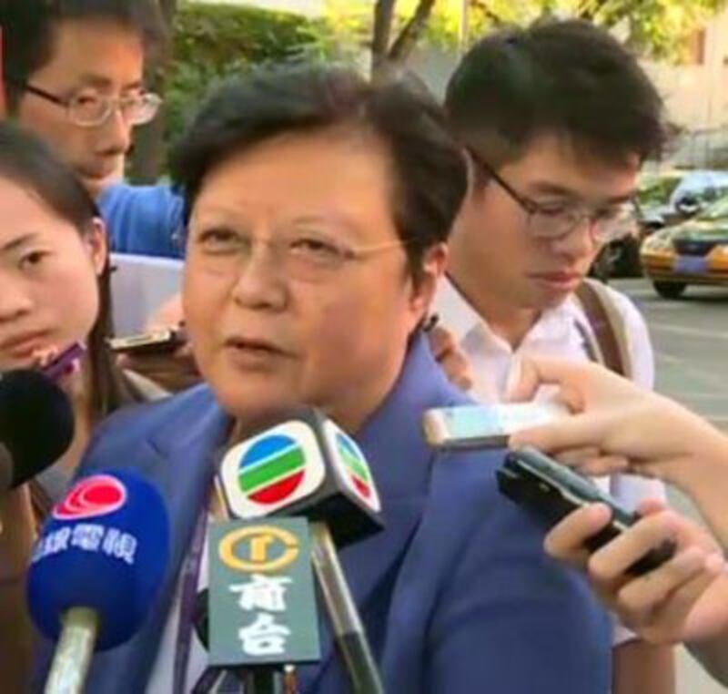 2014年8月25日，在北京參加人大常委會會議的人大常委范徐麗泰批評香港佔中發起人戴耀廷的行為錯誤，認為特區的政治地位沒有資格與中央談判，只能對話及溝通。（現場人士攝）