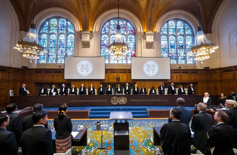 (၂၀၁၉ ဒီဇင်ဘာ ၁ဝ ရက်နေ့ ICJ တရားရုံး ကြားနာပွဲမှာ ဒေါ်အောင်ဆန်းစုကြည်နှင့် မြန်မာကိုယ်စားလှယ်များကို တွေ့ရစဥ်) Photo: CIJ_ICJ Twitter