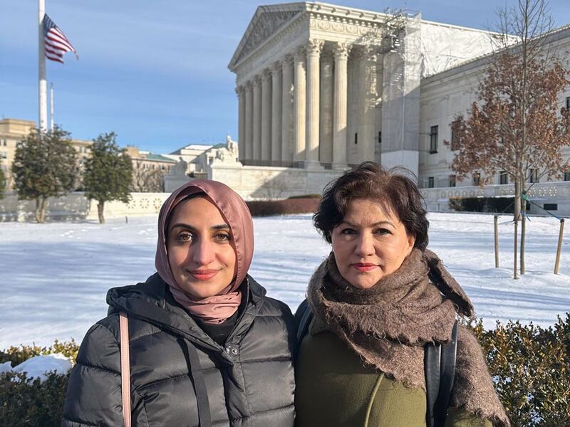 ئوڭدىن سولغا ئۇيغۇر ھەرىكىتى تەشكىلاتىنىڭ باشلىقى روشەن ئابباس بىلەن ئۇيغۇر ھەرىكىتى تەشكىلاتىنىڭ تەشۋىقات ۋە ئالاقە دىرېكتورى سابرىنا سوخائىل (Sabrina Sohail) بىللە. 2024-يىلى 10-يانۋار، ۋاشىنگتون