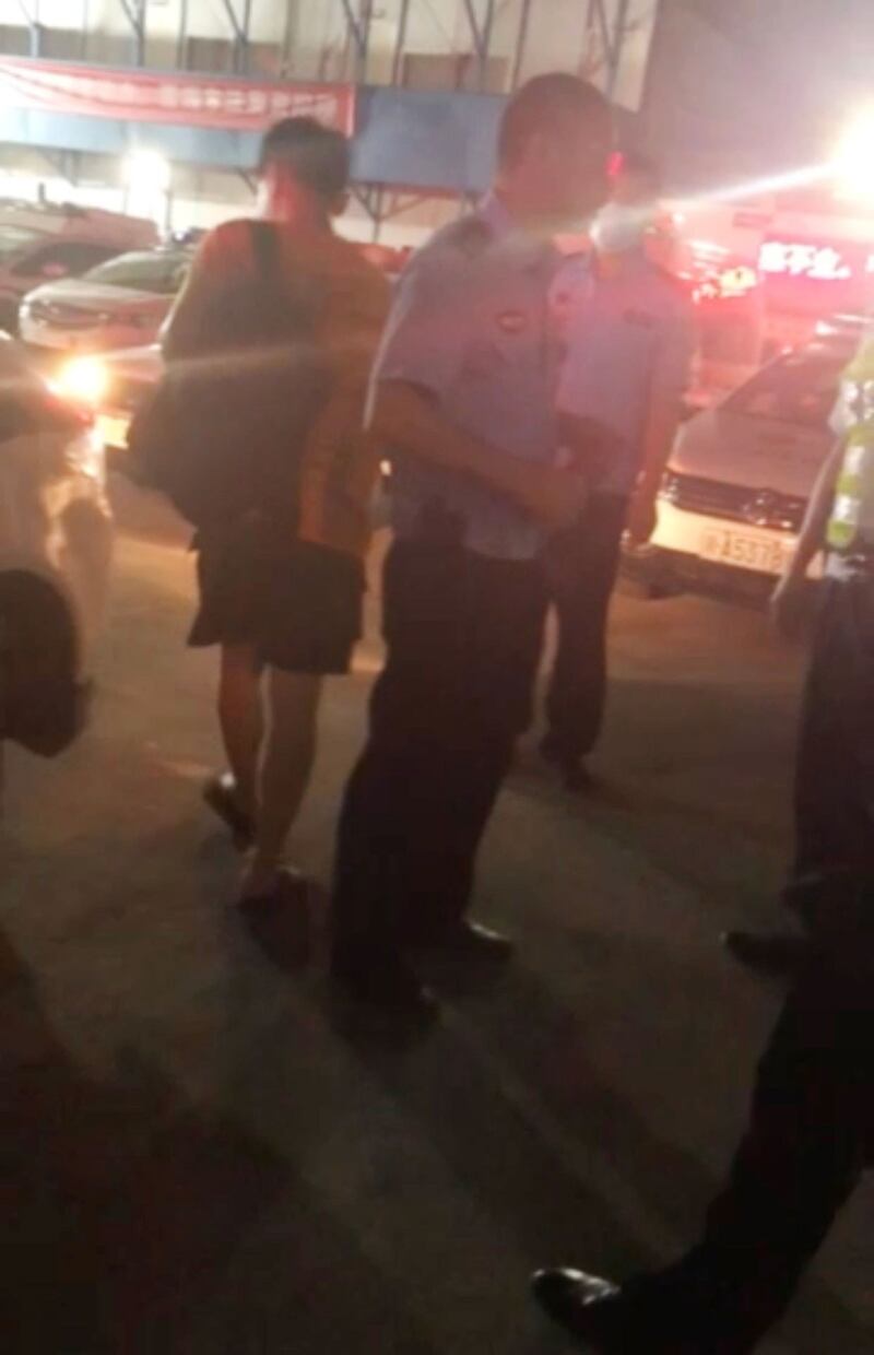 包龙军用视频记录派出所外情况，遭警察阻止。（志愿者提供）