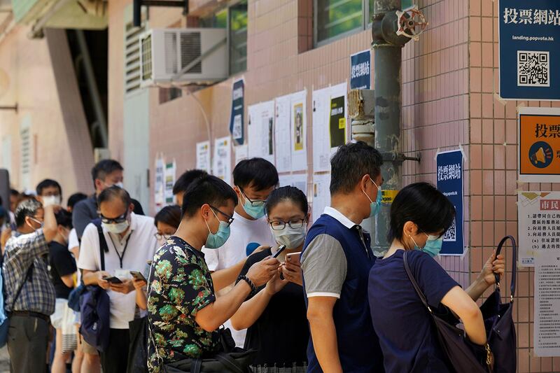 2020年7月12日，香港民主派举行立法会初选，民主派支持者反应踊跃，超过61万人无惧国安法参与初选投票。（路透社）