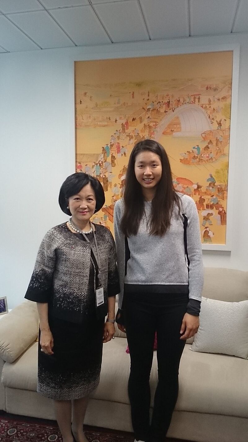 葉劉淑儀稱江旻憓支持一國兩制天經地義,又指流亡港人的攻擊令人作嘔。圖為兩人於2014年見面。(葉劉淑儀Facebook專頁)