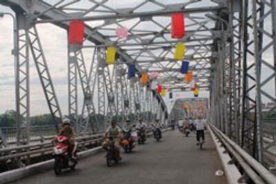 Trang trí mừng Lễ Phật Đản trên cầu Tràng Tiền ở Huế, ảnh chụp trước đây. RFA PHOTO/Uyên Nguyên.