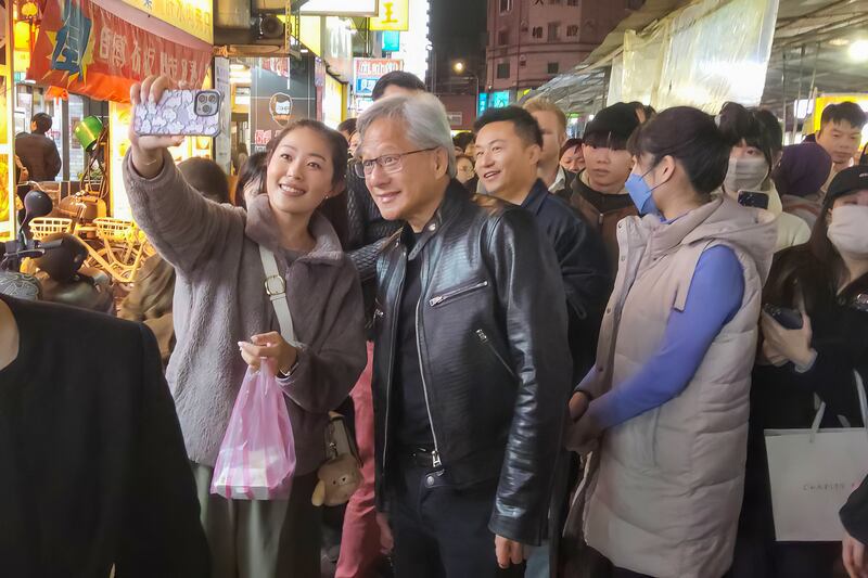 輝達執行長黃仁勳周日晚出現在台北市寧夏夜市，市民要求合照來者不拒。（寧夏夜市自治會提供）