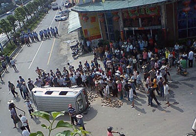 Foshan_Chencun_riot2010_07_clash350.jpg