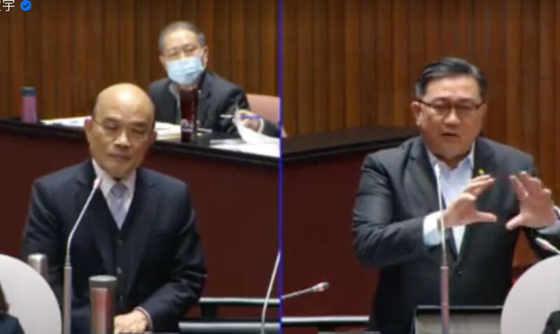 民进党籍立委王定宇(右)质询行政院长苏贞昌就华航新涂装质询行政院长苏贞昌。(立法院直播截图)