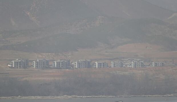 지난달 16일 경기도 파주시 오두산 통일전망대에서 북한 황해북도 개풍군 일대가 황사로 흐릿하게 보이고 있다.