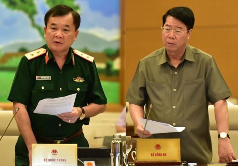 Đại diện Bộ công an Thượng tướng Bùi Văn Nam (phải) và Trung tướng Hoàng Xuân Chiến Thứ trưởng Bộ Quốc phòng, tại buổi tranh luận giành quyền kiểm soát biên giới.