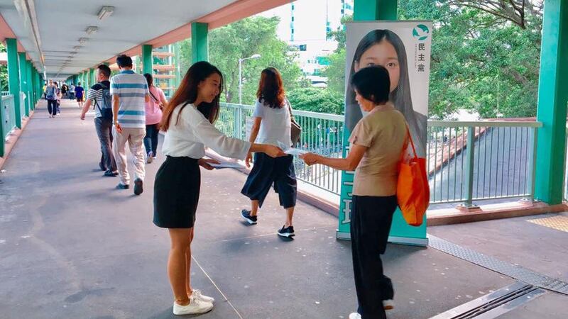 香港区议会选举,24岁的林子琼积极参与竞选活动。(图源:林子琼脸书)