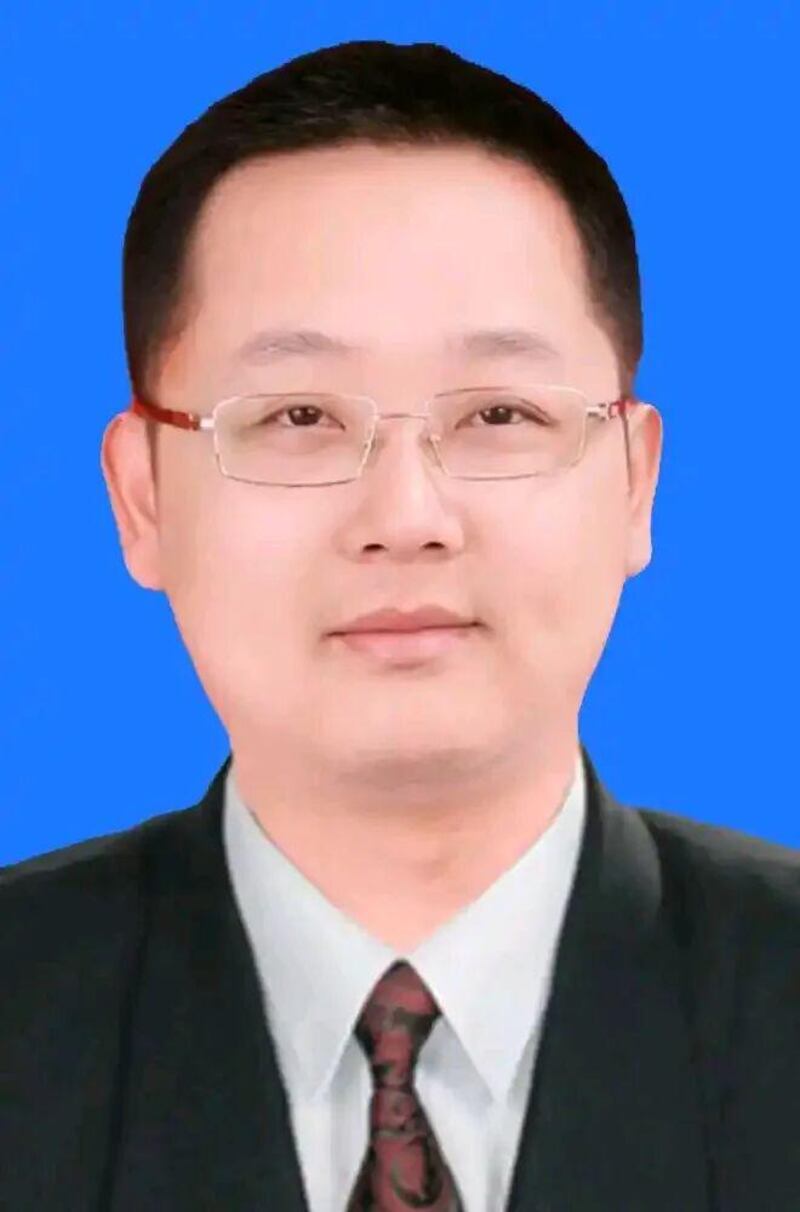 གཞིས་རྩེ་ཁང་དམར་རྫོང་གི་རྫོང་དཔོན་ཀྲུའུ་ཐའོ་ལ་བརྟག་དཔྱད་ཞིབ་བཤེར་བྱེད་བཞིན་པ།
