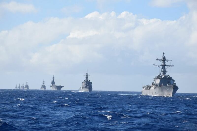 Hình minh hoạ. Các tàu chiến Mỹ (Arleigh Burke, USS McCampbell) dẫn đường cho các tàu chiến của Hải quân Hoa Kỳ và Nhật Bản trong cuộc tập trận chung ở Guam hôm 21/1/2016
