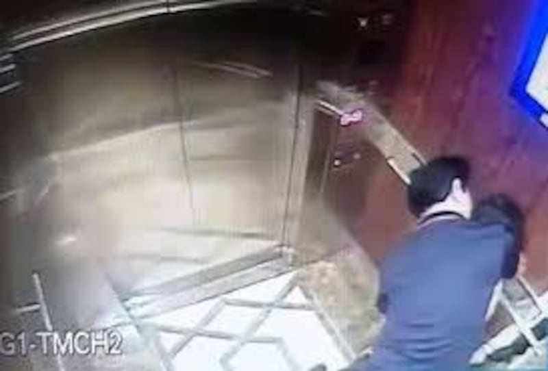 Hình ảnh trích xuất từ camera ở thang máy quận 4 cho thấy ông Nguyễn Hữu Linh đang có hành vi sàm sỡ với em nhỏ hôm 1/4/2019