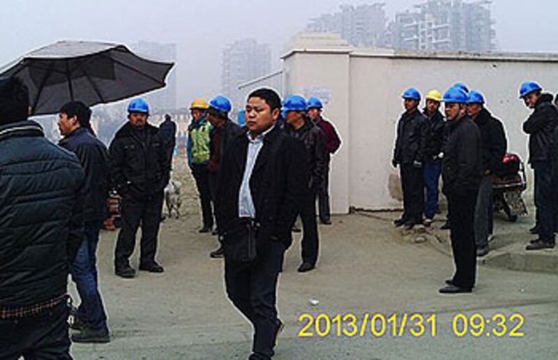 2013年1月31日,成都市温江區近百名強拆人員,開來重型挖土機,駕到鳳凰村第八組準備強拆。(鳳凰村村民提供)
