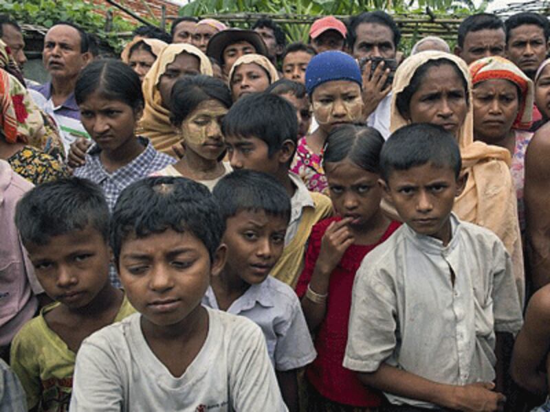 Muslim Rohingya gather during a meeting with former U.N. secretary-general Kofi Annan at the Thet Kal Pyin displacement camp in Sittwe, western Myanmar's Rakhine state, Sept. 7, 2016. 