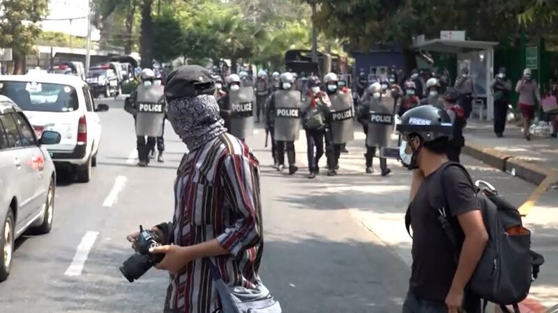 ရန်ကုန်မြို့တွင် စစ်အာဏာရှင်ဆန့်ကျင်ရေး ဆန္ဒပြပွဲ သတင်းယူနေကြသည့် သတင်းထောက်တချို့ကို ၂ဝ၂၁ ခုနှစ် ဖေဖော်ဝါရီလက တွေ့ရစဉ်။ (Photo: RFA)