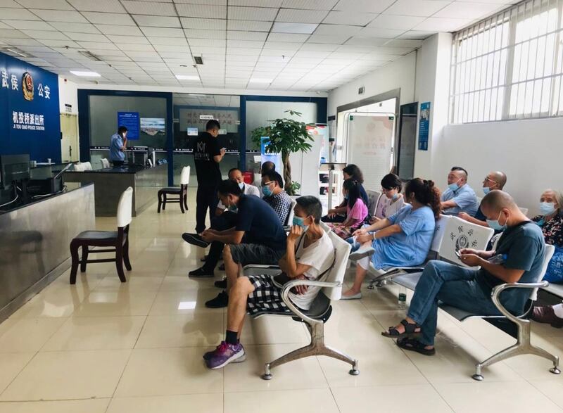 秋雨教会信徒到派出所，要求警察释放患病的信徒邢宏伟。（志愿者提供）