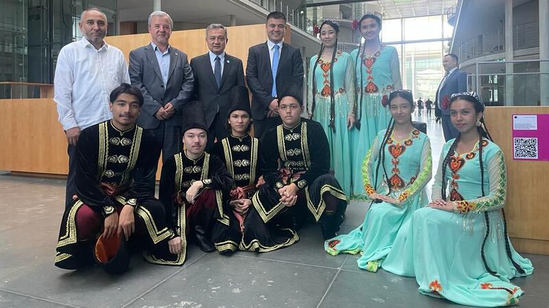 ميۇنخېن شەھىرىدىكى «گېرمانىيە ئۇيغۇر مەدەنىيەت ۋە مائارىپ بىرلىكى» تەشكىلاتى تەركىبىدىكى «ئۇيغۇرىيە مەكتىپى» نىڭ ئوقۇغۇچىلىرى سەنئەت نومۇرلىرى ئورۇنلىغاندىن كېيىن دۇنيا ئۇيغۇر قۇرۇلتىيىنىڭ رەھبەرلىرى بىلەن چۈشكەن خاتىرە سۈرىتى، 2023-يىلى 5-سېنتەبىر، بېرلىن