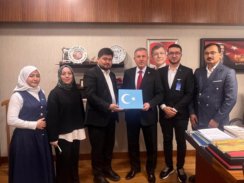 شەرقىي تۈركىستان كىشىلىك ھوقۇقىنى كۆزىتىش جەمئىيىتى ۋە خەلقئارا شەرقىي تۈركىستان تەشكىلاتلار بىرلىكى باشچىلىقىدىكى ھەيئەت «سائادەت» ۋە «كېلەچەك» پارتىيەسىدىن بولغان پارلامېنت ئەزالىرىنىڭ پارلامېنتتىكى گۇرۇپپا مەسئۇلى سەلچۇق ئۆزداغ (ئوڭدىن ئۈچىنچى كىشى) بىلەن كۆرۈشتى. 2024-يىلى 11-نويابىر، ئەنقەرە