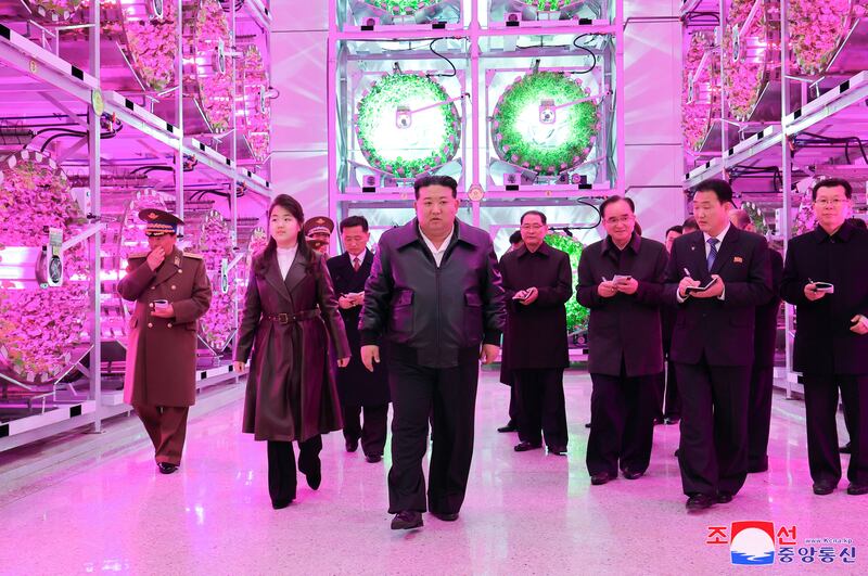 2024년 3월, 김정은 북한 국무위원장과 그의 딸 김주애가 강동 온실을 시찰하는 모습.