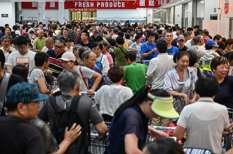 2019年8月27日，开市客（Costco）开店当天的客流量多到如周杰伦演唱会、春运期间的火车站、中超比赛的主场球迷。（法新社）