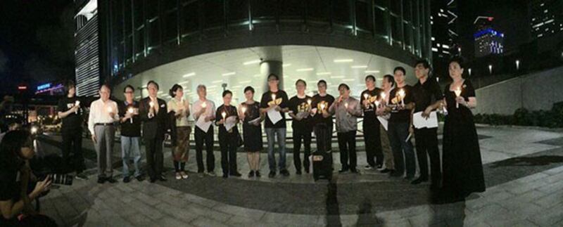2015年6月3日，十多名泛民主派議員，晚上在立法會示威區舉行集會，他們手持蠟燭悼念六四事件死難者，並呼籲市民周四晚到維園參與燭光晚會。（公民黨facebook 圖片）