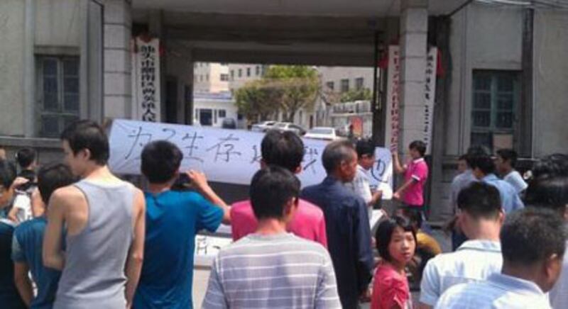 2013年10月4日,汕頭市潮南區兩英鎮後洋村二百多名村民,上周五手持“還我田地”的橫額,分別遊行到區政府和鎮政府,抗議政府私賣耕地,但一直未有官員出面接待商討。(村民攝)