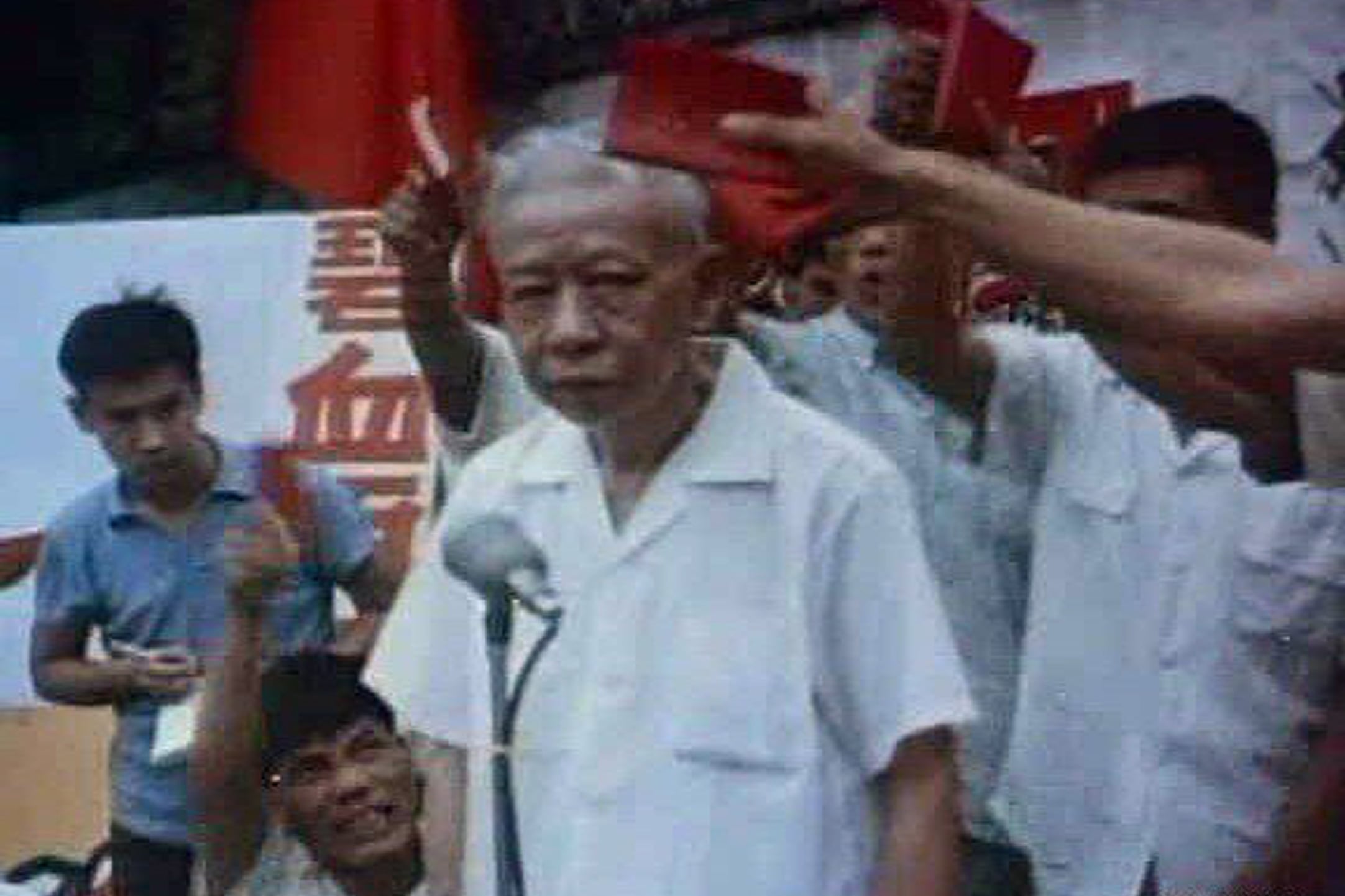 手持《毛泽东语录》的红卫兵对国家主席刘少奇进行批斗