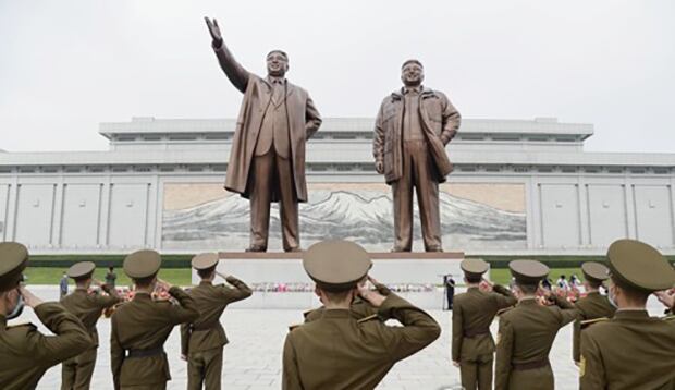 북한 군인들이 평양 만수대 언덕에 있는 김일성·김정일 동상을 향해 거수경례를 하고 있다.