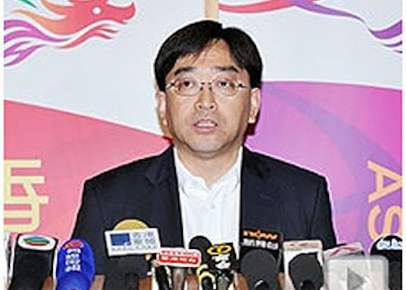香港食物及衛生局局長高永文周五(4月5日)通報香港發現首宗疑似感染H7N9禽流感個案,宣布周六起加強香港的防範禽流感措施。(相片由香港政府新聞署提供)