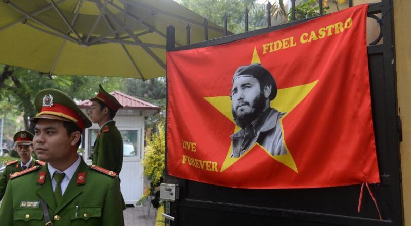 Công an đứng canh cạnh tấm ảnh cố lãnh tụ Cuba Fidel Castro ở Đại sứ quán Cuba ở Hà Nội hôm 4/12/2016