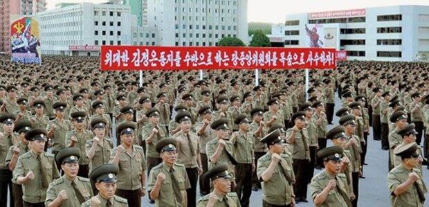 북한 정부 성명을 전폭적으로 지지하는 인민보안성 군무원집회 모습.