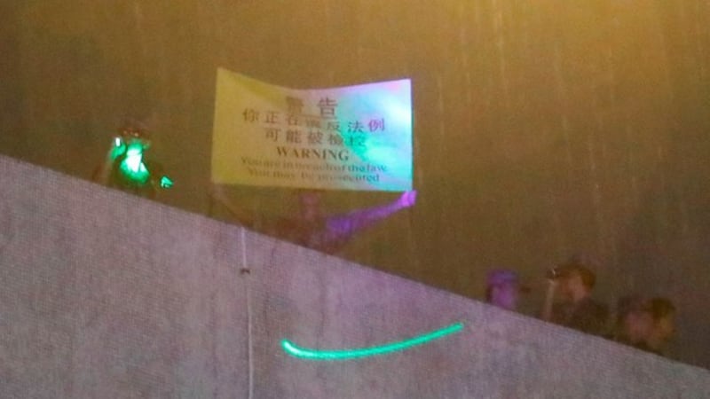 2019年10月6日，有香港示威者用激光笔照射九龙塘的驻港解放军军营，解放军首度举起黄旗警告。（路透社）