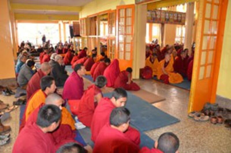 图片:流亡僧俗藏人在法会上为境内自焚与受难同胞祈福。(记者丹珍摄)