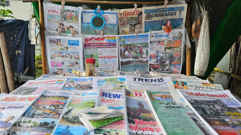သာကေတမြို့နယ် အမှတ်(၇) စျေးတွင်ရောင်းရန် ခင်းထားသည့် သတင်းစာများနှင့် ဂျာနယ်များအား ၂၀၂၄ ခုနှစ်၊ သြဂုတ်လ ၅ ရက်နေ့က တွေ့ရစဥ်။ (Photo: RFA)