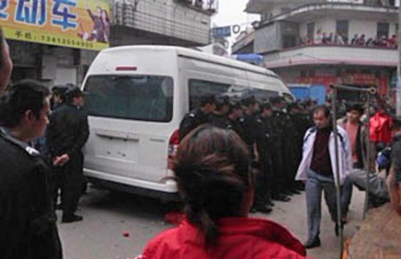 廣東清遠市警察濫權入屋執法，數百名不滿民眾圍堵警車抗議，警察築起人牆保護警車。(相片由居民劉先生提供)
