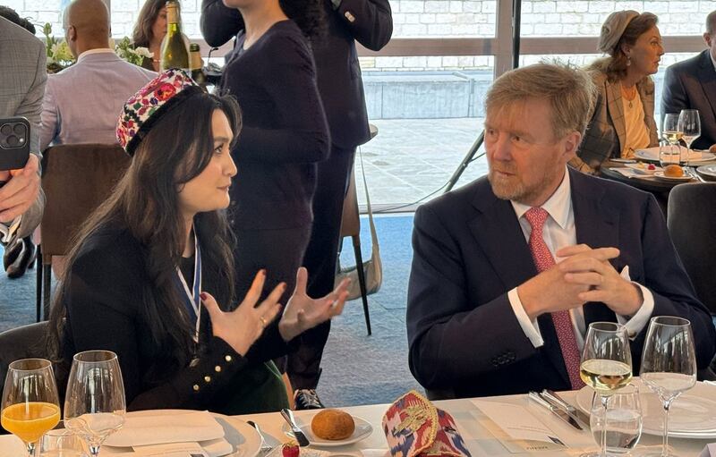 زۇمرەتئاي ئەركىن خانىم گوللاندىيە پادىشاھى ۋىللىيام ئالېكساندېر ئەپەندىگە ئۇيغۇر ئىرقى قىرغىنچىلىقىنى تونۇشتۇرماقتا. 2024-يىلى 11-ئاپرېل، گوللاندىيە.
