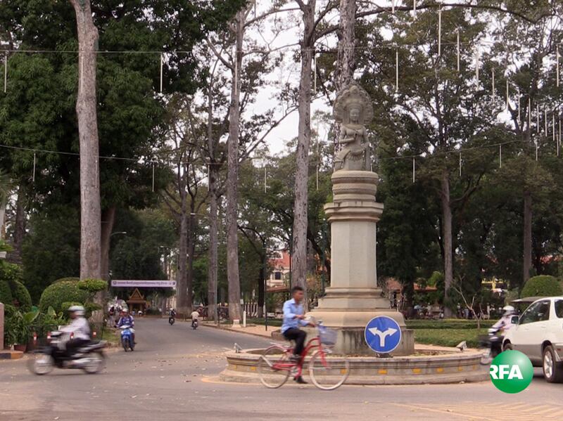 រង្វង់​មូល​ព្រះអង្គ​ចេក ព្រះអង្គ​ចម នៅ​កណ្ដាល​ទីក្រុង​សៀមរាប ខេត្ត​សៀមរាប នៅ​ថ្ងៃ​ទី​១២ ខែ​ធ្នូ ឆ្នាំ​២០១៦។ RFA/Hang Savyouth